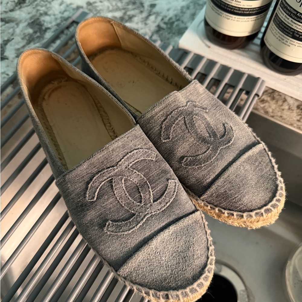 CHANEL Grey Suede Espadrille Flats with CC Logo size 39